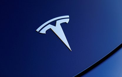 Tesla Model 3 takla attı