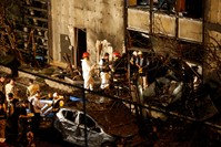 Forensic inspectors examine the site of an explosion at the headquarters of the Lebanese Blom Bank in Beirut, Lebanon June 12, 2016. (REUTERS Photo)
