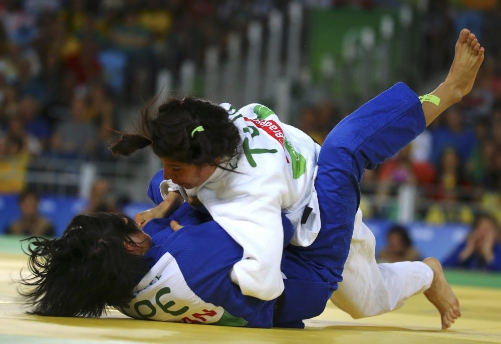 Ecem Tau015fu0131n (top) of Turkey compete with Lee Kai-Lin of Chinese Taipei.