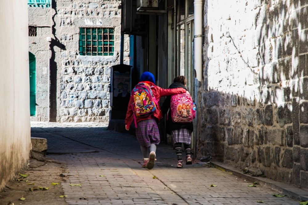 Two schoolgirls walk through in streets of Diyarbaku0131r's Sur district on Dec. 8. (Photo: Yunus Paksoy)