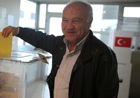 Yurt dışı seçmen kütüğüne kayıtlı vatandaşlar oy vermeye başladı
