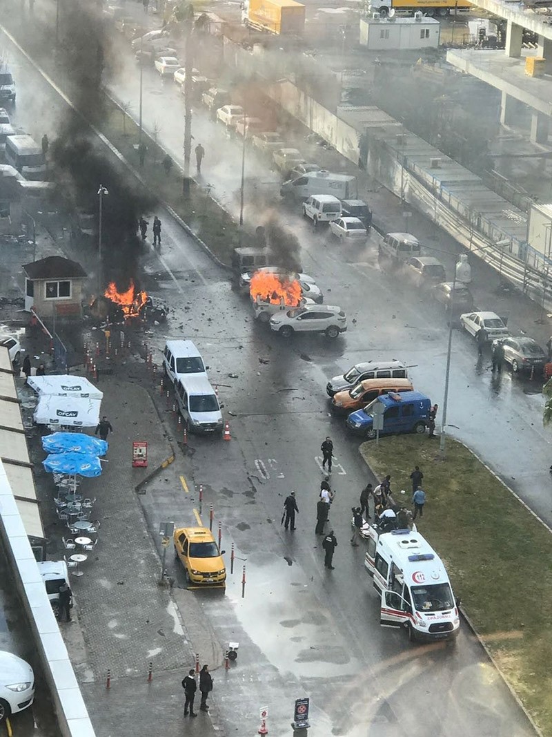 Car bomb explosition hits the entrance of Izmir courthouse's parking area. Jan. 5, 2017. (IHA Photo)