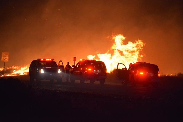 A handout photo released by the Kern County Fire Department on 23 June 2016 shows the fast spreading Erskine Fire which has destroyed 80 homes and has burned 5,000 acres in Lake Isabella, California, USA, 23 June 2016. (EPA Photo)