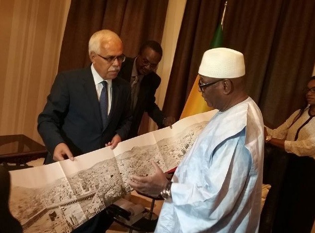 Following his visit to President u0130brahim Aboubacar Keita at the Presidential Palace, Eren paid a visit to the Ahmed Baba Cultural Center in Timbuktu, the oldest cultural hub in Mali, and examined the manuscripts protected in the cultural center.