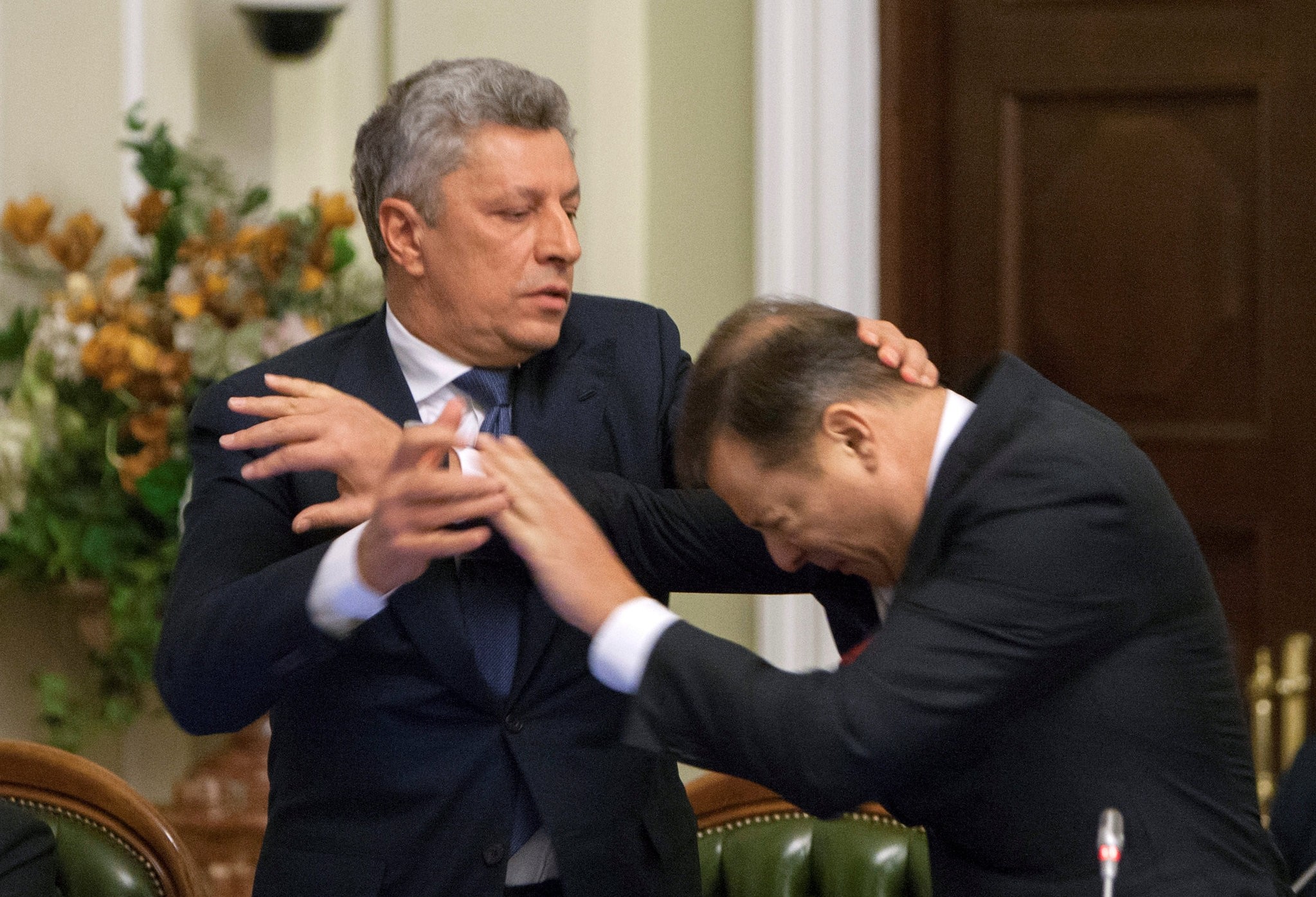 Opposition Party leader Yuriy Boyko (L) and leader of Radical Party Oleh Lyashko scuffle during a meeting of parliament faction leaders in Kiev, Ukraine, November 14, 2016. (REUTERS Photo)