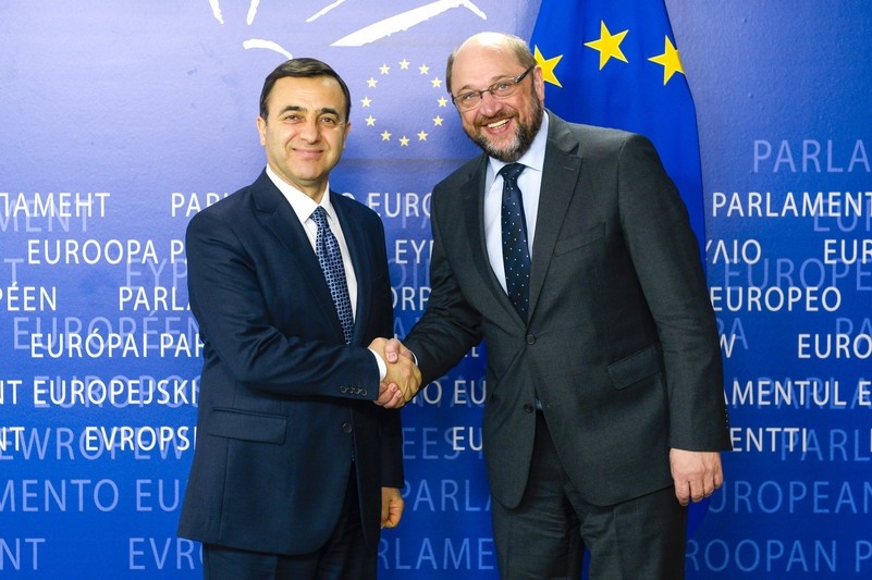 EU parliament chief Martin Schulz (R) with Tuskon president Ru0131zanur Meral in Brussels in March 2015 (Photo courtesy of europarl.europa.eu)