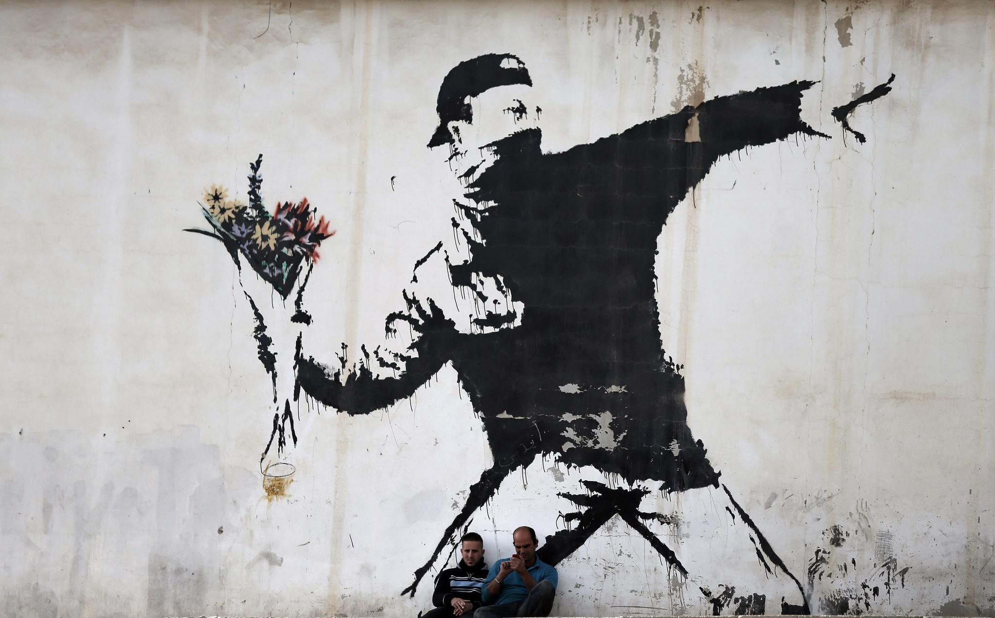 The secrecy around the British artist Banksy has spawned numerous theories about who he really is, with the latest positing that he was a member of the trip hop group Massive Attack, which, like him, emerged from the English city of Bristol.