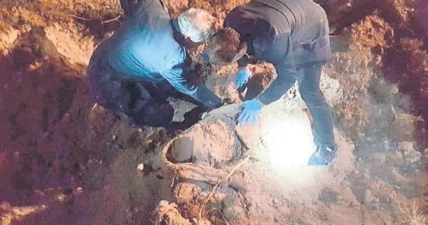 Cesedin yerini değiştirirken kıskıvrak yakalandı