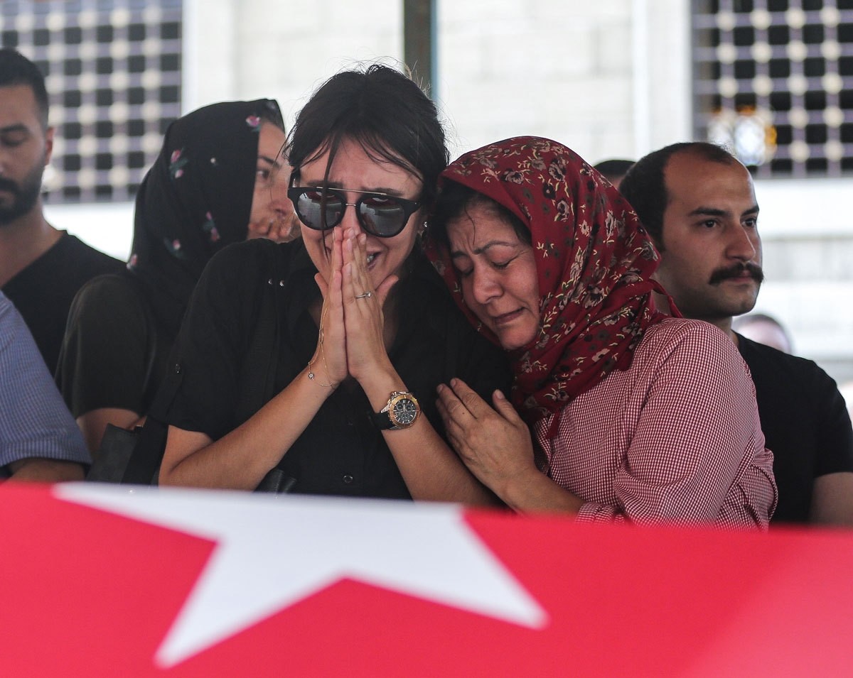 Relatives of Turkish Ground Services (TGS) employee Gu00fclu015fen Bahadu0131r (28), who was one of the victims of the attack, mourn near her coffin draped with Turkish flag, June 29, 2016 (AA Photo)