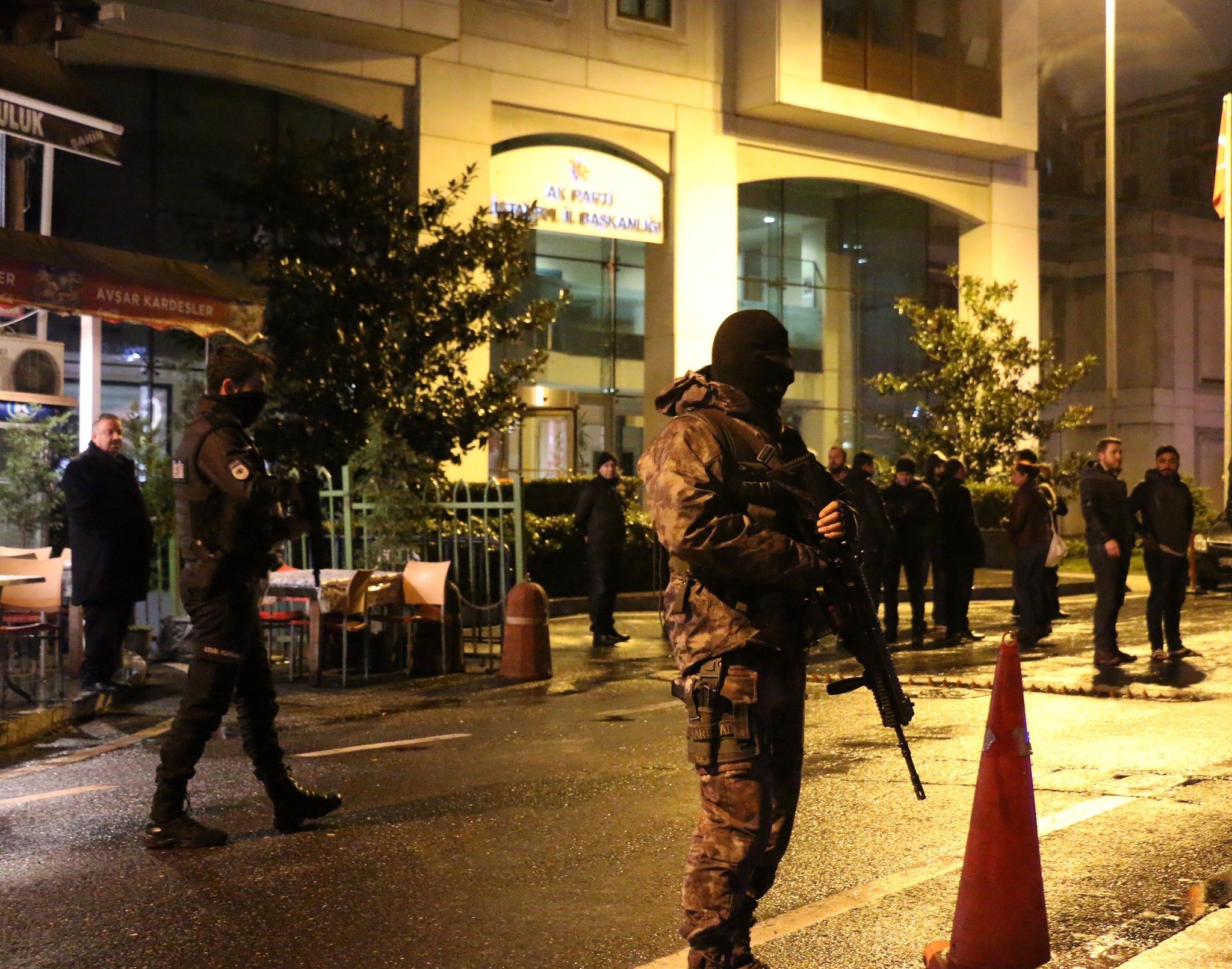 Turkish security forces wait outside the Istanbul headquarters of AK Party in Su00fctlu00fcce, Istanbul on 20.01.2017. (DHA Photo)