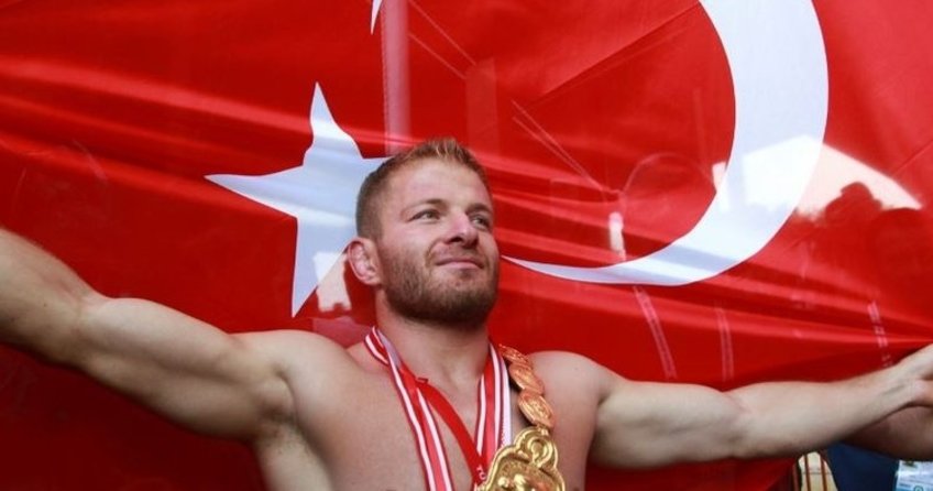 Başpehlivan Balaban demokrasi nöbetine katıldı