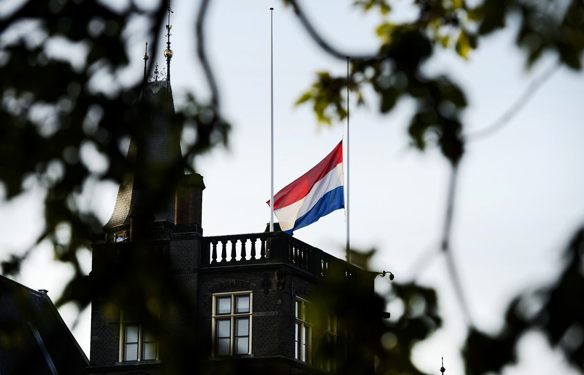The Dutch flag flies at half mast above the first chamber in The Hague, on July 17, 2015. (AFP Photo)