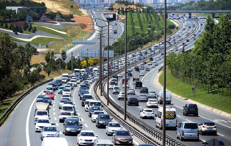 TRAFİKTEKİ TAŞIT SAYISI 579 BİN 276 ARTTI