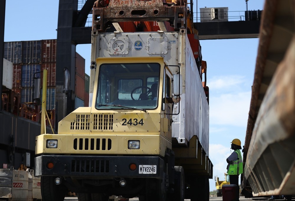 Shipping containers are offloaded from a cargo ship at Port Everglades on June 24, in Fort Lauderdale, Florida. (AFP Photo)