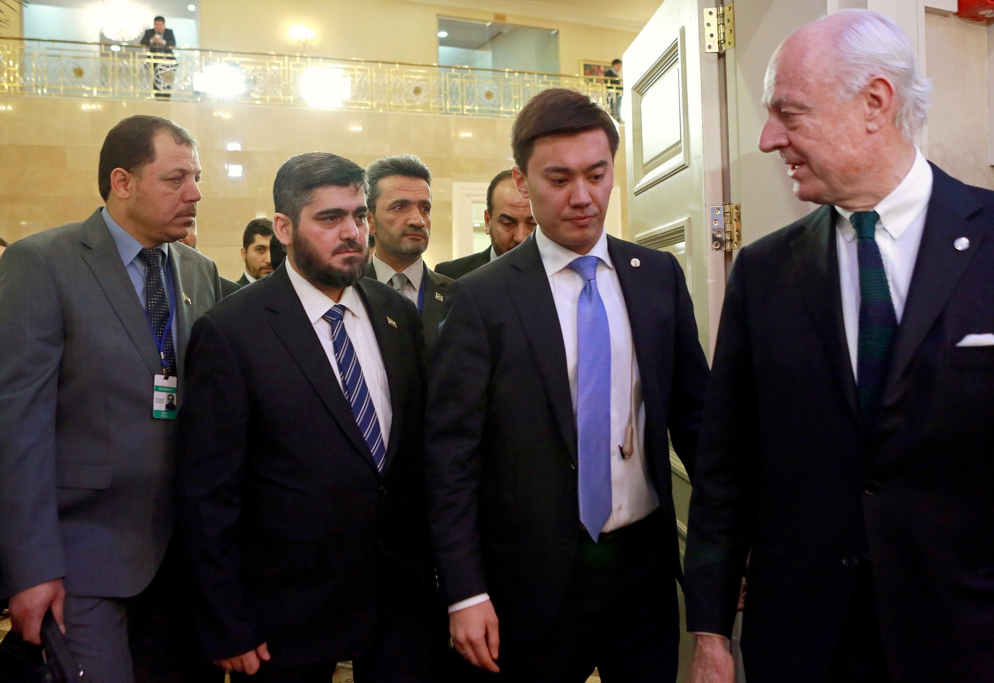  UN Special Envoy Staffan de Mistura (R) and Mohammed Alloush, the Syrian leader of the opposition delegation (L-2) arrive for talks on the Syrian conflict, Astana, Kazakhstan, 23 January 2017. (EPA Photo)