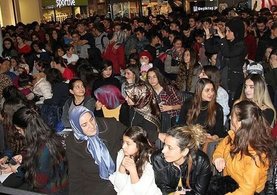 Van’da ki AVM'de Ivana Sert izdihamı