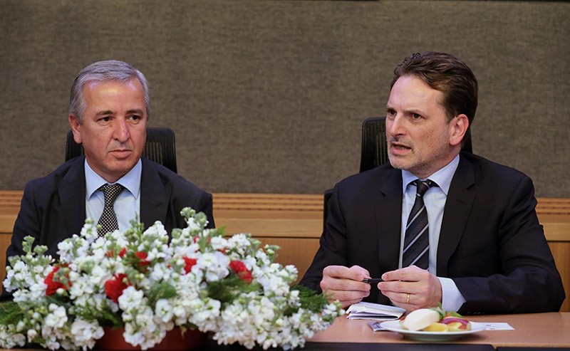 UNRWA Commissioner-General Pierre Krahenbuhl (R) during a news conference with Turkey-Palestine Friendship Group chairman Aydu0131n u00dcnal (L) on 23 November 2016. (AA Photo)