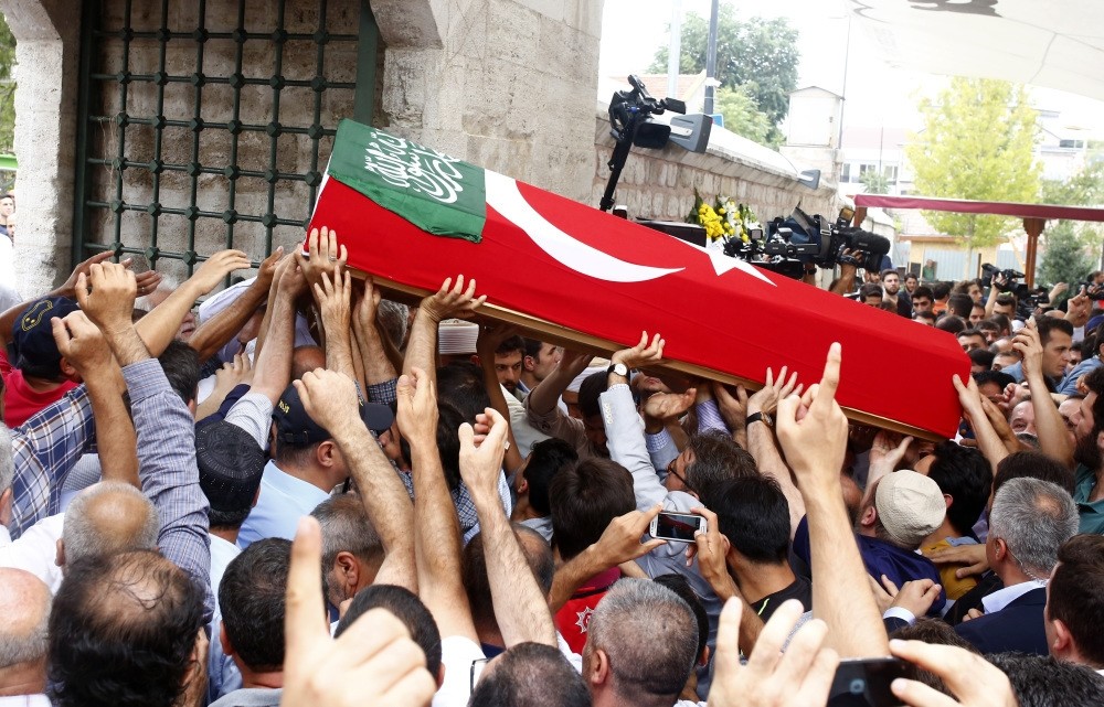 A crowd carrying flag-draped coffin of Ramazan Saru0131kaya.