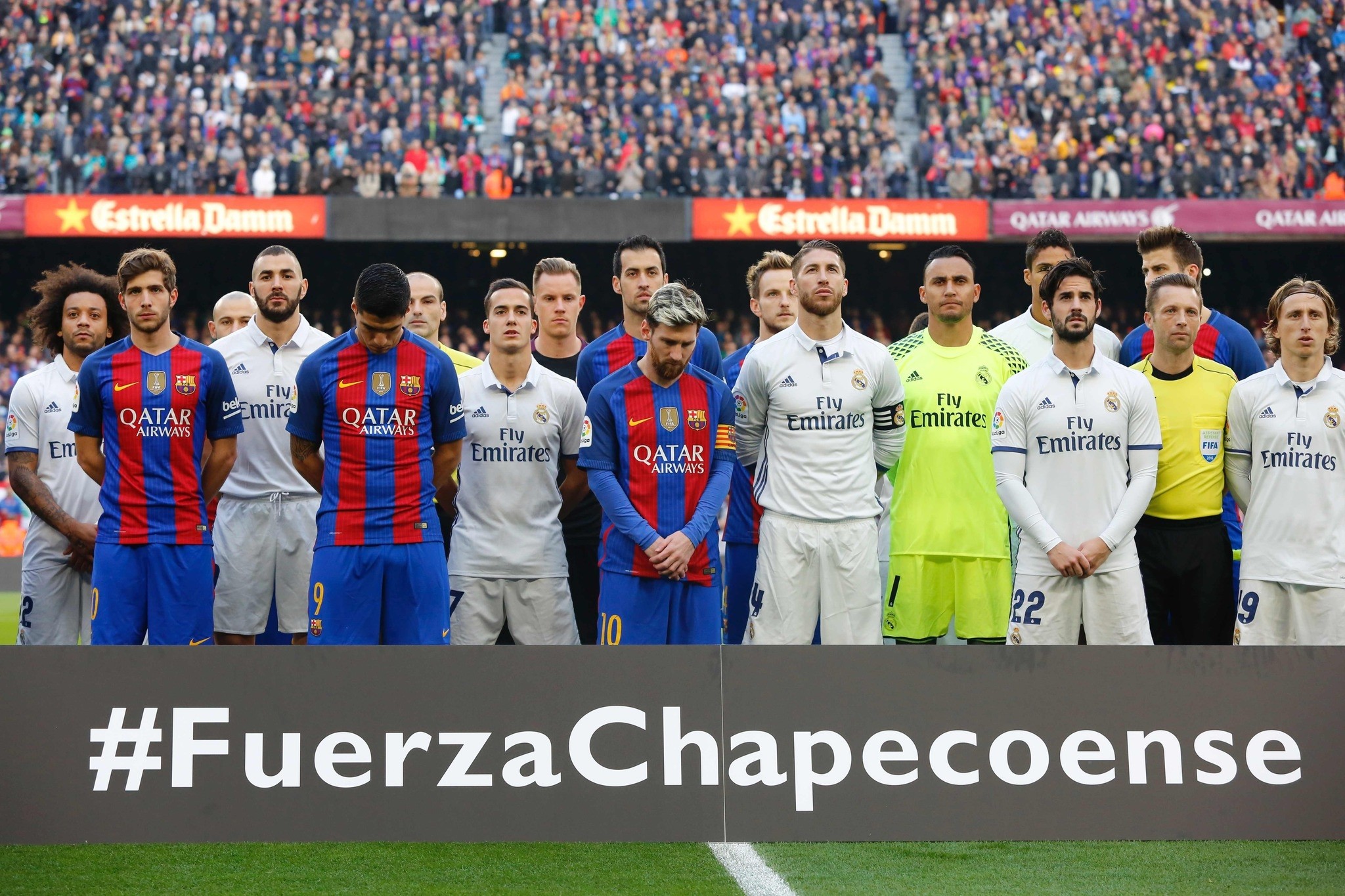 Barcelona and Real Madrid players observe a minute of silence to remember the air crash victims of the Chapecoense football team before the Spanish league football match FC Barcelona vs Real Madrid CF. (AFP Photo)