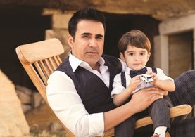 Emrah, oğlu Elyasa'nın yüzünü ilk kez gösterdi