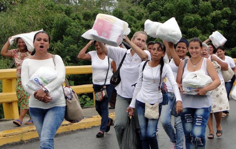 Venezuelan women go back to their country after buying supplies in Cucuta, Colombia.