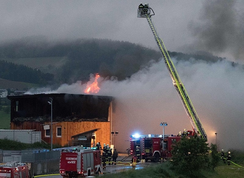 Firemen extinguish fires at a building for asylum seekers, in Altenfelden, northern Austria, on June 01, 2016. (AFP Photo)