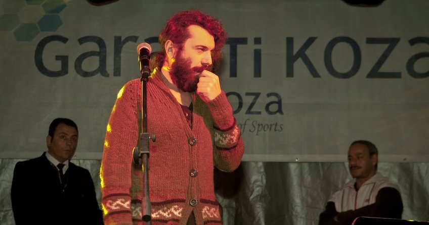 Halil Sezai alkol sınırını aşıp sahnede saçmaladı!