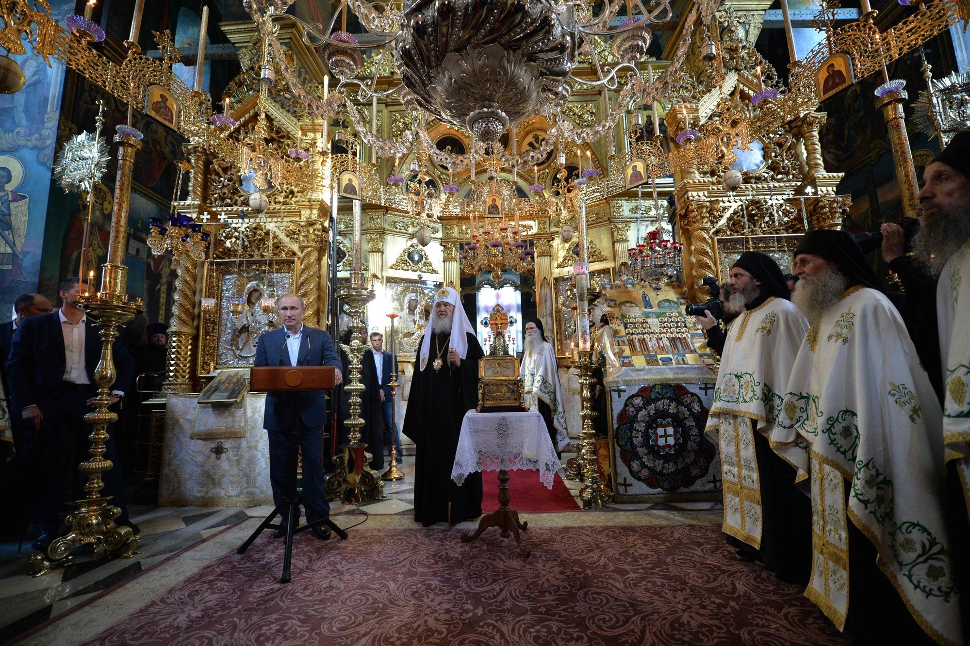 Russian President Vladimir Putin (L) and Patriarch Kirill of Moscow and All Russia (C) visit the Saint Panteleimon Monastery on Mount Athos, in Karyes on May 28, 2016. (AFP Photo)