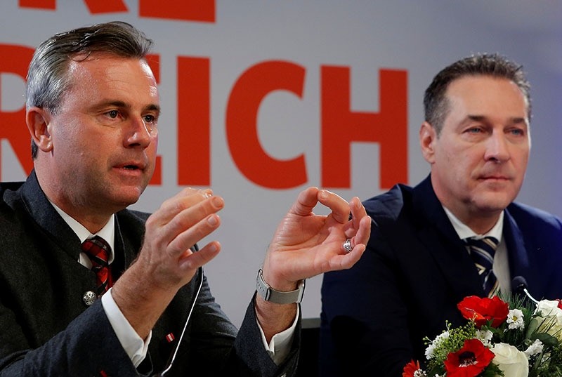 Head of Austria's far right Freedom Party (FPOe) Heinz-Christian Strache and former presidential candidate Norbert Hofer address the media in Vienna, Austria, December 6, 2016. (Reuters Photo)