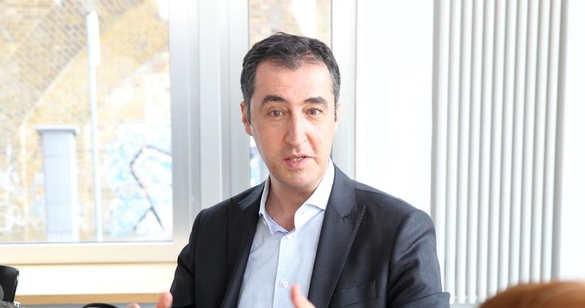 Cem Özdemir iftira attıkça batıyor