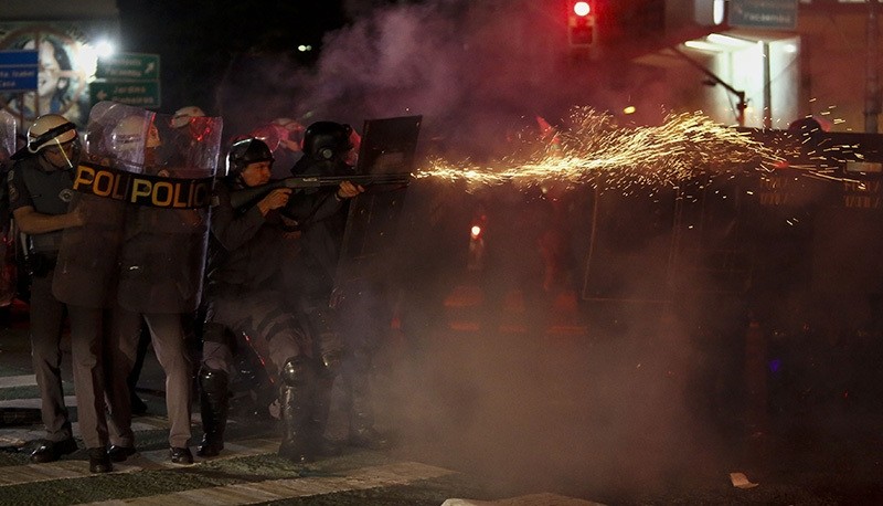  Police clash with people protesting Dilma Rousseffu2019s impeachment at the Paulista Avenue, Sao Paulo, Brazil on Aug. 31. (AFP Photo)