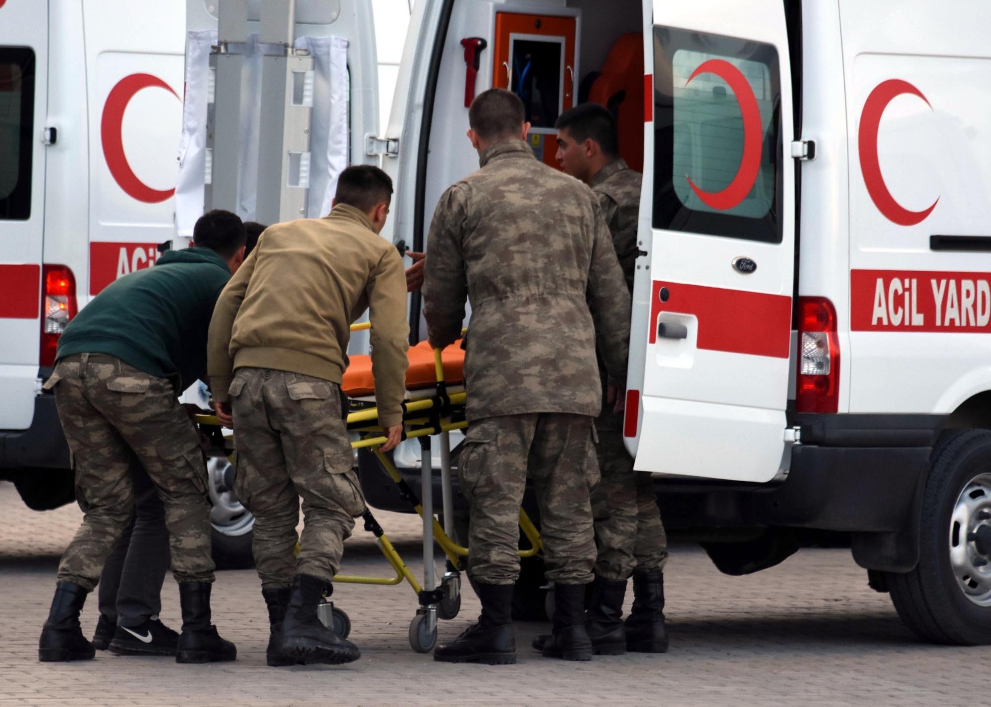 Soldiers wounded in the PKK terror attack are being transferred to the hospital in Van, May 24, 2016 (DHA Photo)