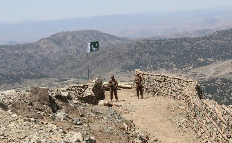 Pakistani soldiers keep vigil from a post on top of a mountain in the former Taliban militants strong hold border area in Shawal valley on May 20, 2016 (AFP Photo)