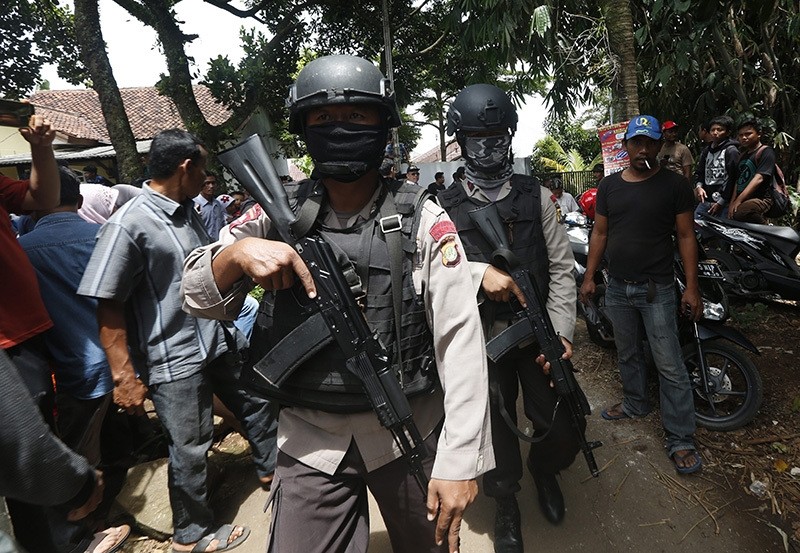 Indonesian anti-terror policemen hold rifles during a terrorist raid operation in Tangerang, Indonesia, 21 December 2016 (EPA Photo)