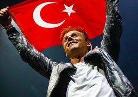 Türk bayrağıyla sahnede dolaştı