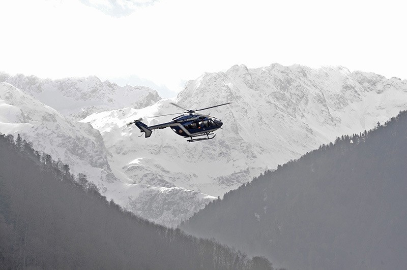  This file photo taken on February 23, 2016 shows members of the high mountain gendarmerie squad (PGHM) arriving by helicopter to airlift an injured person during an exercise in Bagneres-de-Luchon, southwestern France. (AFP Photo)