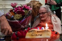 This file photo taken on October 10, 2016 shows veteran British war correspondent Clare Hollingworth (R) attending a celebration to mark her 105th birthday at the Foreign Correspondent's Club (FCC) in Hong Kong. (AFP Photo)