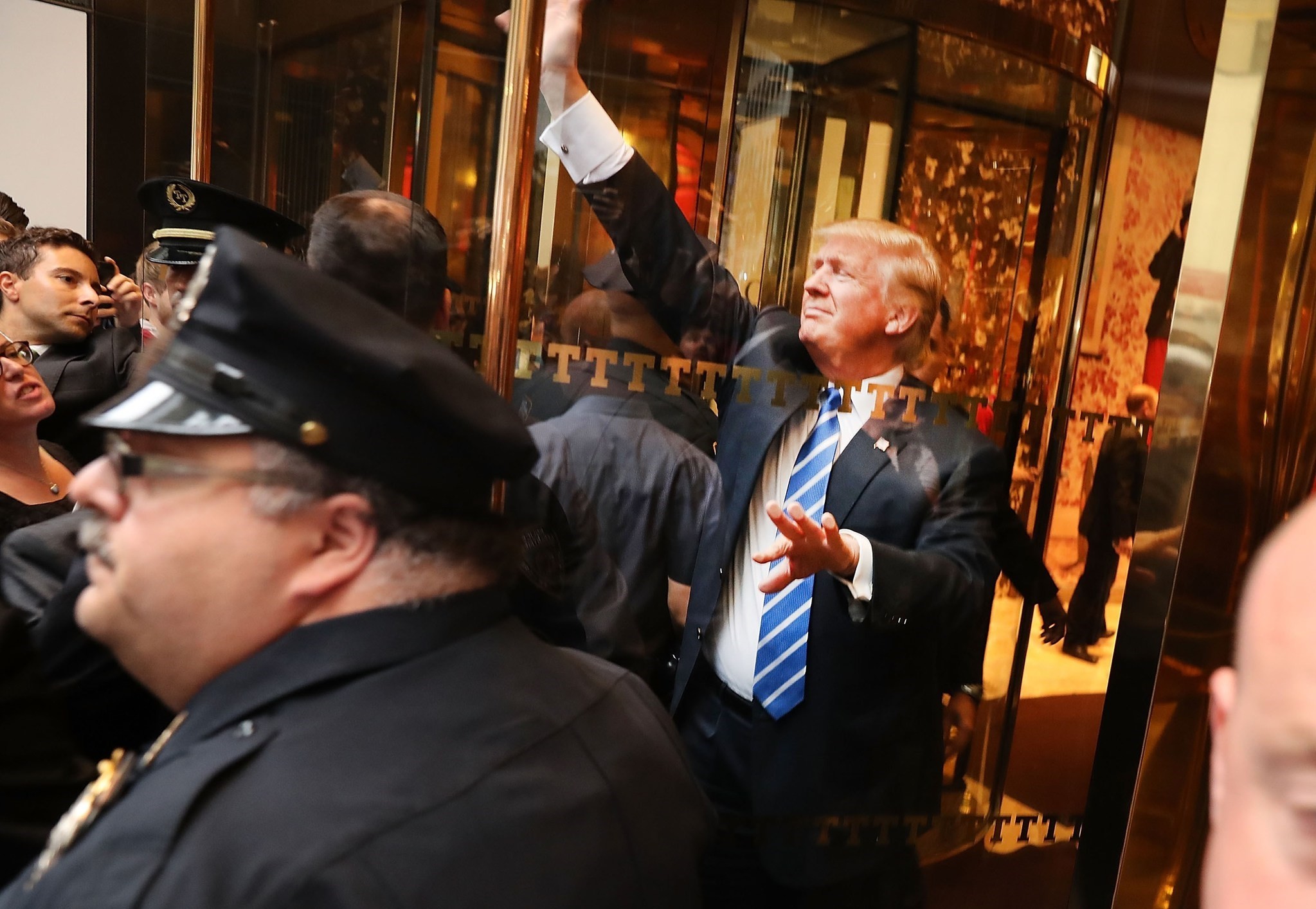  Donald Trump greets supporters outside of Trump Towers in Manhattan October 8, 2016 in New York City. (AFP Photo)