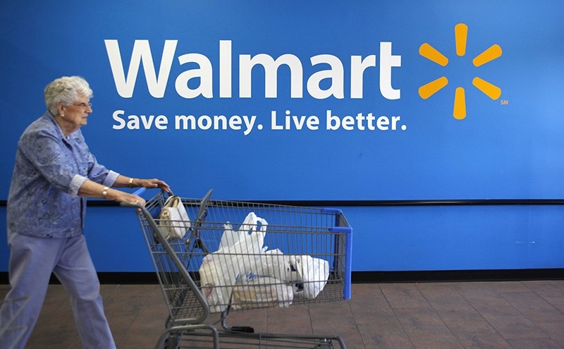 A customer leaves a Wal-Mart store in Rogers, Arkansas June 4, 2009 (Reuters Photo)