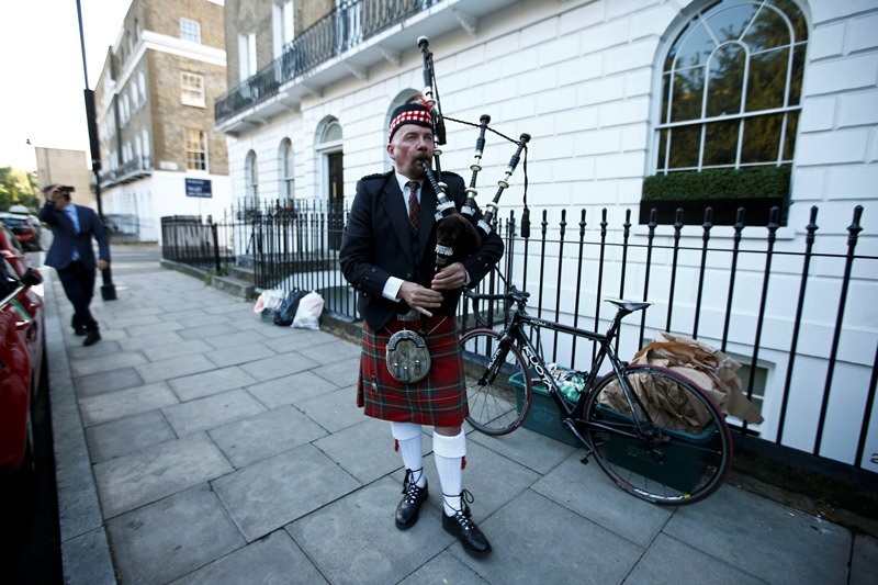 A lone piper plays his bagpipes outside the home of former London Mayor Boris Johnson, in London, Britain June 24, 2016.  REUTERS Photo