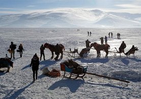 Donan Çıldır Gölü'nde balık tutuyorlar