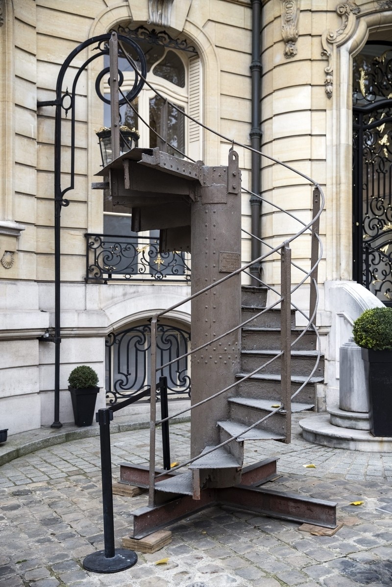 بيع جزء من سلم برج أيفل بأكثر من نصف مليون دولار