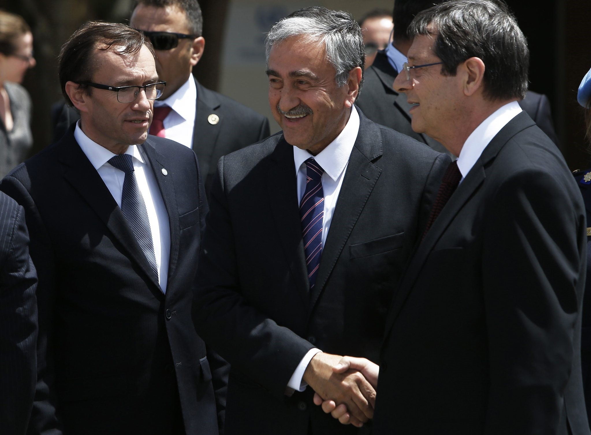 Cyprus President Nicos Anastasiades, right, Turkish Cypriot Leader Mustafa Aku0131ncu0131, center, shake hands next to the UN envoy Espen Barth eide, left on Thursday, may 28, 2015. (AP Photo)