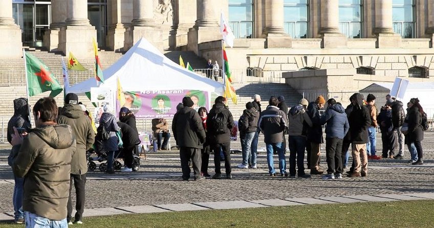 Bundestag önünde PYD/PKK çadırı