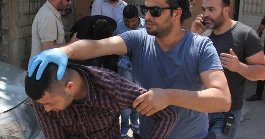 Polis önce zanlıları, sonra silahları dizdi