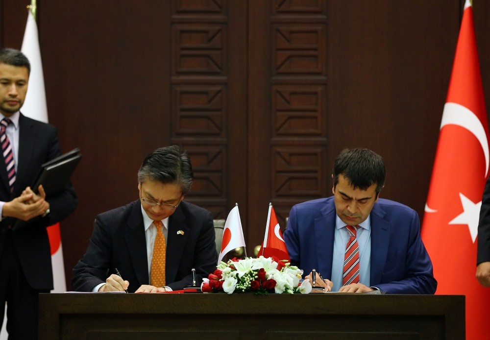 The Japanese ambassador to Turkey, Hiroshi Oka, (L) and and National Education Ministry Undersecretary Yusuf Tekin signing the agreement.