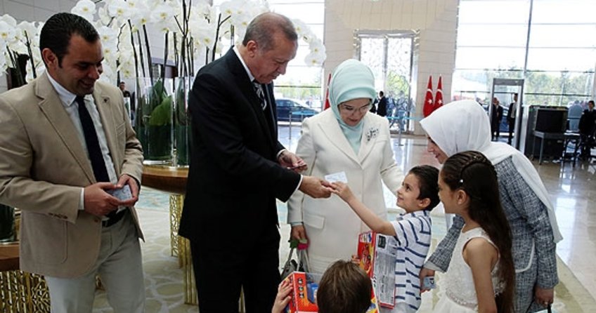 Cumhurbaşkanı Erdoğan Suriyeli aileye kimliklerini verdi
