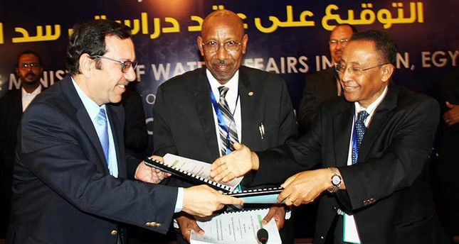 Representatives for Ethiopia, Sudan, and Egypt exchange treaties during the trilateral meeting for Ethiopia, Sudan, and Egypt to sign the contract for Ethiopia's Grand Renaissance Dam on the Nile River, Khartoum, Sudan, Sept. 20, 2016. (EPA Photo)