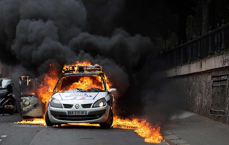 A police car burns after being set on fire during an unauthorized counter-demonstration against police violence on May 18, 2016 in Paris. (AFP Photo)