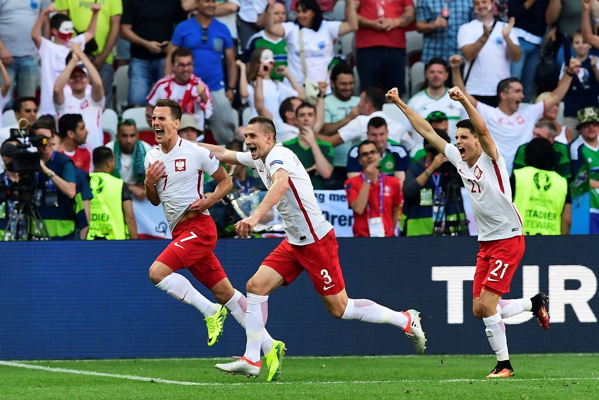  Poland's forward Arkadiusz Milik (L) is congratulated by teammates after scoring a goal during the Euro 2016 group C football match with Northern Ireland (AFP PHOTO)